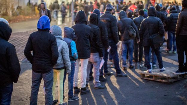 Przed budynkiem Lageso tworzą się codziennie długie kolejki oczekujących
