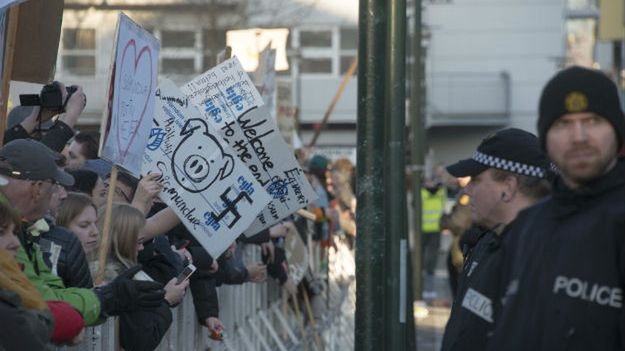 Protesty przed siedzibą premiera Sigmundura Davida Gunnlaugssona