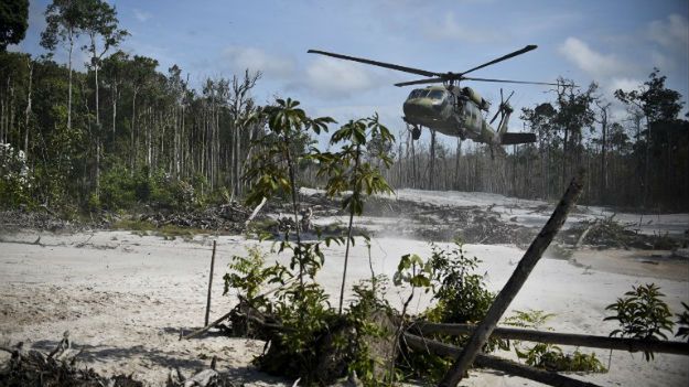 Black Hawk kolumbijskiej armii ląduje na terenie nielegalnej kopalni złota, listopad 2015 r.
