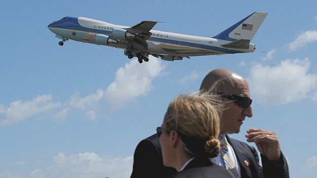 Agenci ochrony amerykańskiego prezydenta, a w tle Air Force One