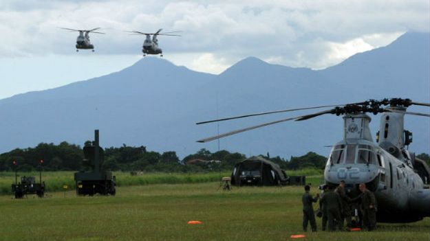 Śmigłowce USA CH-47 w trakcie filipińsko-amerykańskich ćwiczeń z 2012 r.
