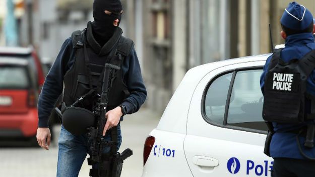 W niedzielę belgijska policja przeprowadziła 13 operacji w kilku dzielnicach Brukseli i
wokół niej