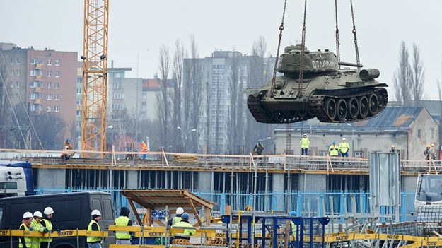 Jeden z czołgów - sowiecki T-34/85 - umieszczany w podziemnej części gdańskiego Muzeum II Wojny Światowej, 14 m pod ziemią. Zdjęcie archiwalne