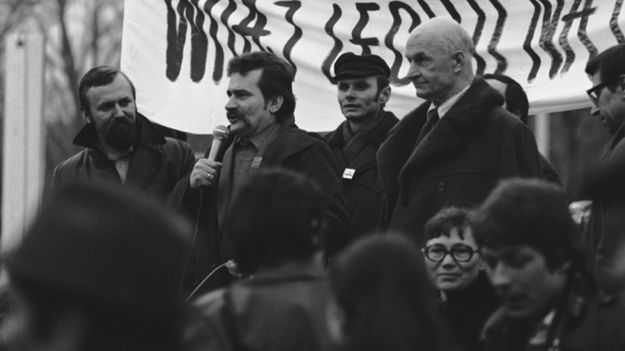 Wystąpienie Lecha Wałęsy podczas spotkania z członkami Solidarności Ziemi Radomskiej. Na zdjęciu - w okularach - Anna Walentynowicz. Zdjęcie archiwalne z 1981 roku