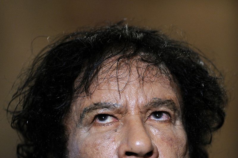 Szał nad ciałem Kadafiego - tańczyli i robili zdjęcia