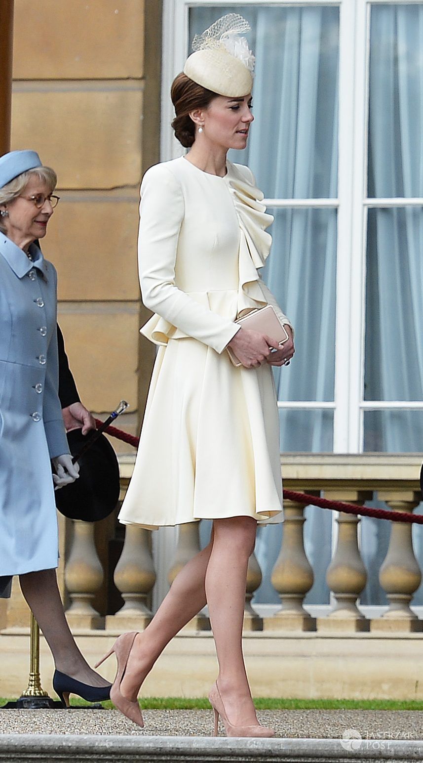Kreacja: Alexander McQueen. Księżna Kate na garden party w Pałacu Buckingham (fot. ONS)
