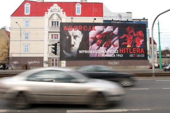 "Hitler i płody" - "plakat szokuje, ale prawa nie łamie"