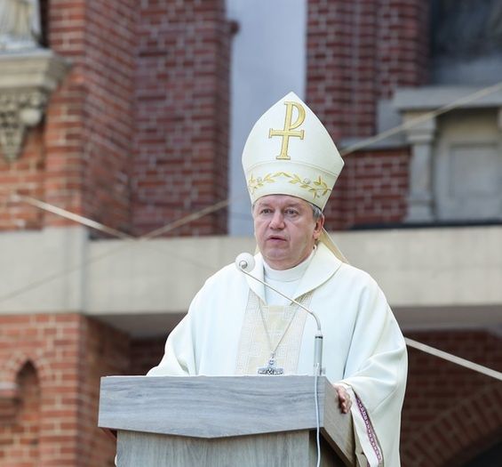 Arcybiskup apeluje o pomoc frankowiczom i wolne niedziele w handlu