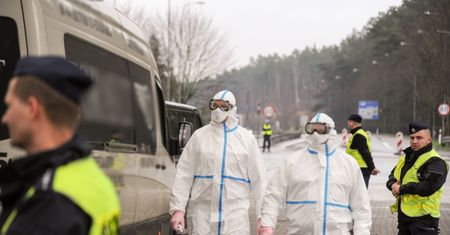 POLICJA WSPIERA W UTRZYMANIU KWARANTANNY W POLSCE