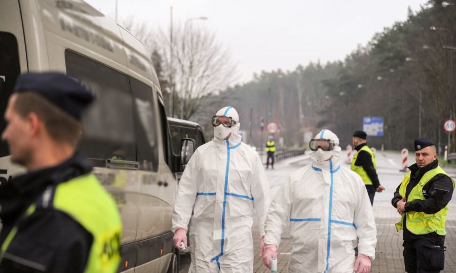 POLICJA WSPIERA W UTRZYMANIU KWARANTANNY W POLSCE