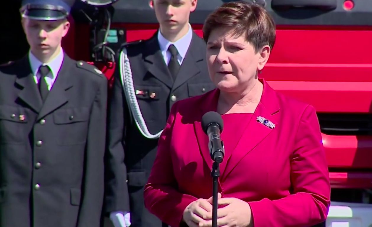 Beata Szydło u strażaków w rodzinnych Brzeszczach. KOD próbował zakłócić wystąpienie premier