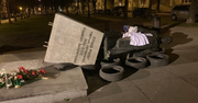 W nocy przewrócono pomnik ks. Jankowskiego. (VIDEO)