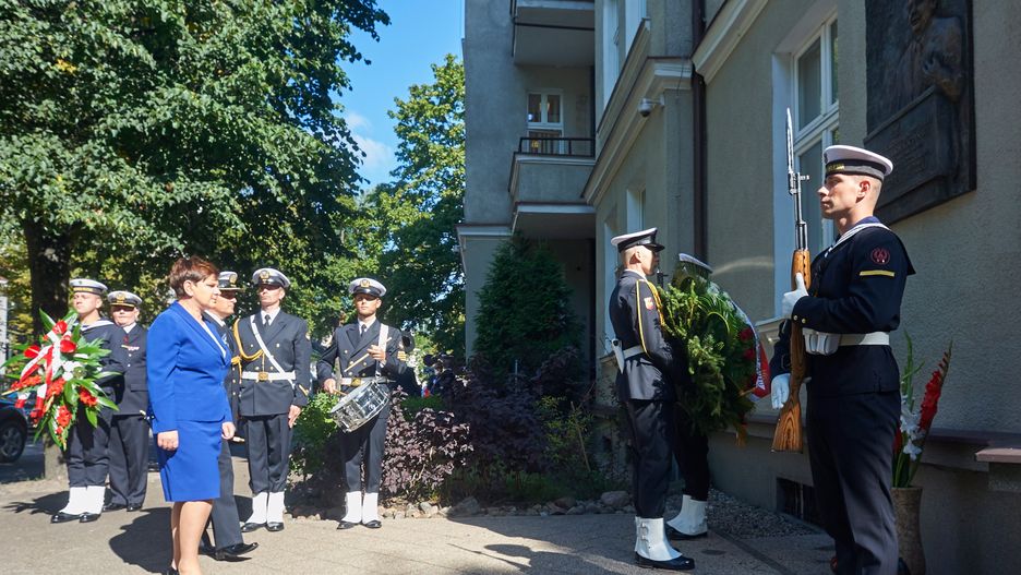 Premier Beata Szydło 31 sierpnia 2016 r. również składała kwiaty przez tablicą upamiętniającą Lecha Kaczyńskiego w Sopocie