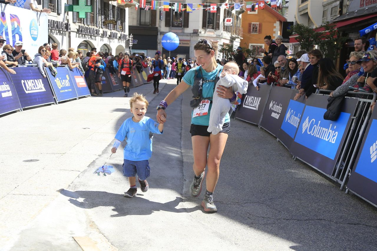 Ultramaratonistka nakarmiła dziecko w trakcie biegu. Zdjęcie obiegło świat
