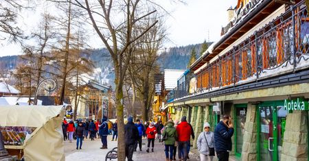 Pluszowe kajdanki i pokój z widokiem na Morskie Oko. Turyści potrafią zaskoczyć