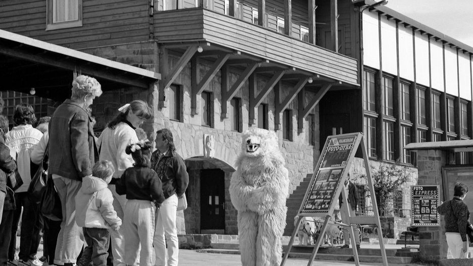 Człowiek w stroju polarnego niedźwiedzia, Gubałówka, Zakopane, lata 80. Fot. Zygmunt Światek  