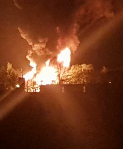 Wielki pożar hali w Żywcu ugaszony. Strażacy opanowali płonące chemikalia