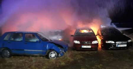 Spłonęły samochody w Wawrze. Pożar w warsztacie samochodowym
