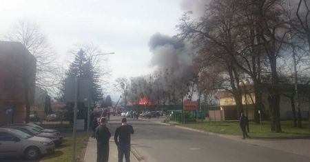 Kluczbork. Pożar magazynu z meblami