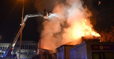 Mokotów. Pożar warsztatu samochodowego