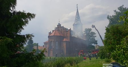 Pożar zabytkowego kościoła w Lutolu Suchym