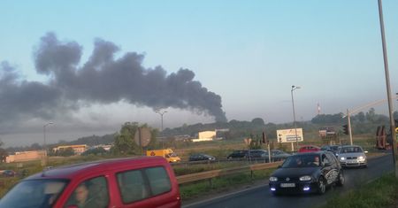 Pożar hali niedaleko składu paliw. Ogromny dym nad Tarnowskimi Górami. Są zdjęcia z akcji