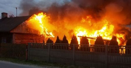 Nie wiedział, że jego dom płonie. W ostatniej chwili uratowano staruszka
