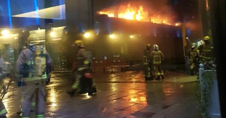 Gigantyczny pożar w Liverpoolu. 1400 aut zniszczonych