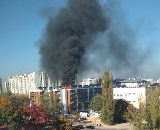 Kłęby dymu nad Warszawą. Pali się mieszkanie na Bemowie