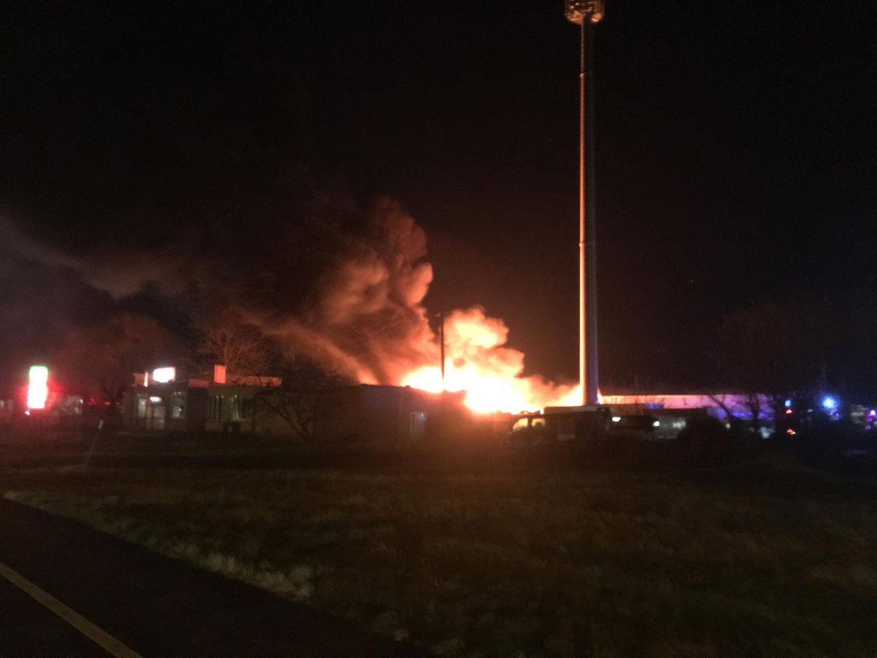 Pożar w Koszalinie. Na miejscu pracuje 14 jednostek straży pożarnej