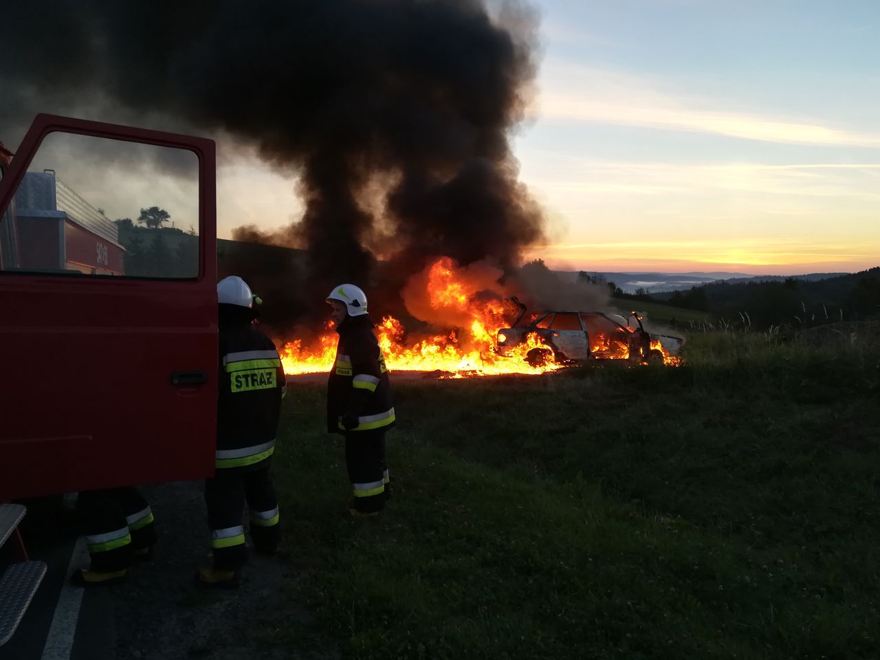 Pożar samochodu na Podkarpaciu. Kierowca nie mógł się uwolnić