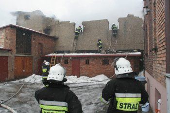 Groźny pożar hali z tworzywami sztucznymi na Śląsku