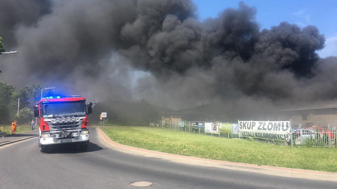 Strażacy wciąż walczą z pożarem