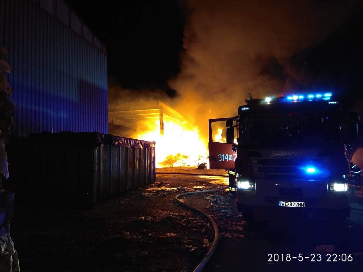 Strażacy nadal gaszą pożar w Wilanowie. "Lepiej nie otwierać okien"