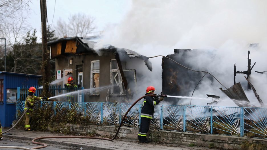 Warszawa. Pali się duży magazyn we Włochach