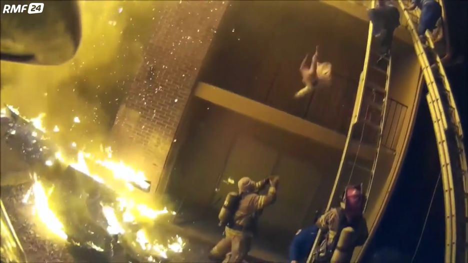 Zrzuciła dziecko z drugiego piętra płonącego budynku 