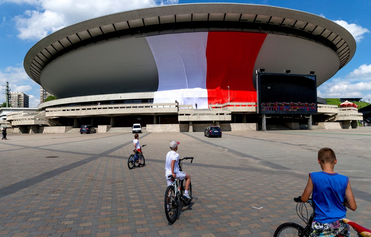 Katowice wspierają polskich piłkarzy. Gigantyczna flaga zawisła na Spodku