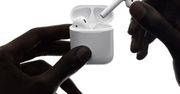 Mężczyzna ćwiczył na siłowni. Słuchawki Apple wybuchły mu w uszach