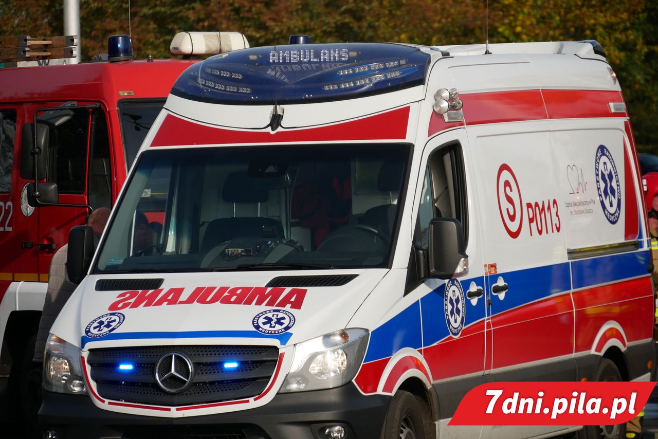 Wypadek na rondzie. Kobieta w szpitalu