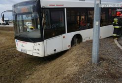 Kierowca autobusu stracił przytomność. Przejechał rondo na wprost
