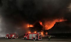 Warszawa: Pożar na Annopolu gasi 160 strażaków. Sieć T-Mobile zmaga się z awarią z powodu pożaru