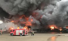 Żerań. Ogromna hala w ogniu [WIDEO]