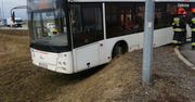 Kierowca autobusu stracił przytomność. Przejechał rondo na wprost