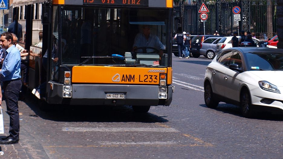 Neapol. Rodząca kobieta wyproszona z autobusu