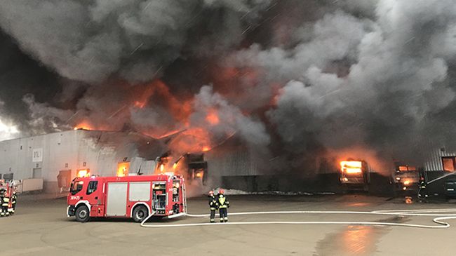 W akcji gaśniczej bierze udział kilkudziesięciu strażaków