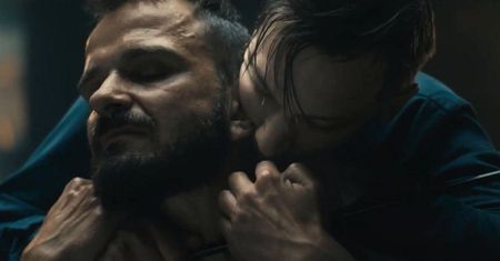 "Ten serial narodził się z wkur***nia". Widzieliśmy pierwszy odcinek "Czarnych Pól" Przemysława Wojcieszka