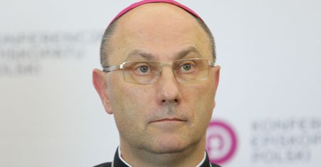 Koronawirus. Arcybiskup Wojciech Polak: nie radziłbym przesadzać, podajmy sobie dłoń