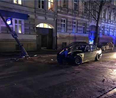Opole. BMW uderzyło w latarnię. Ta wpadła do mieszkania i raniła właścicielkę