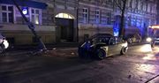 Opole. BMW uderzyło w latarnię. Ta wpadła do mieszkania i raniła właścicielkę