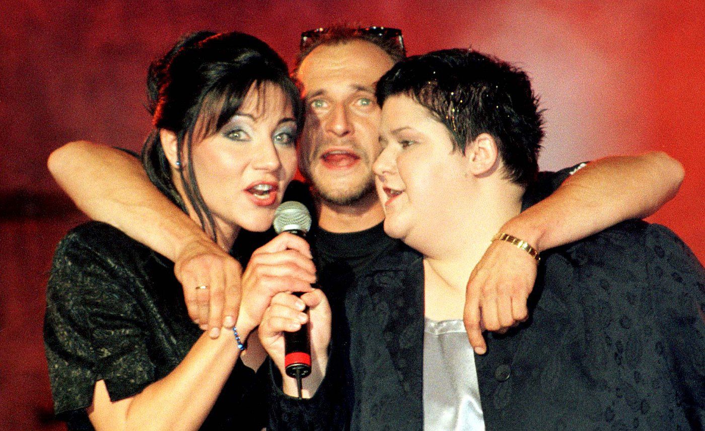 26.06.99 Opole. Koncert finałowy 36 KFPP w Opolu - Paweł Kukiz z gwiazdą discopolo Shazza (L)  i perkusistką telewizyjnego programu "Wywiad z wampirem", laureatką Debiutów sprzed 2 lat Dominiką Kurdziel 